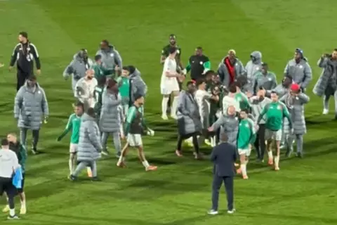 لاعبو الجزائر يشتبكون مع الحكام ونجوم نيجيريا بعد الخروج من كأس أفريقيا